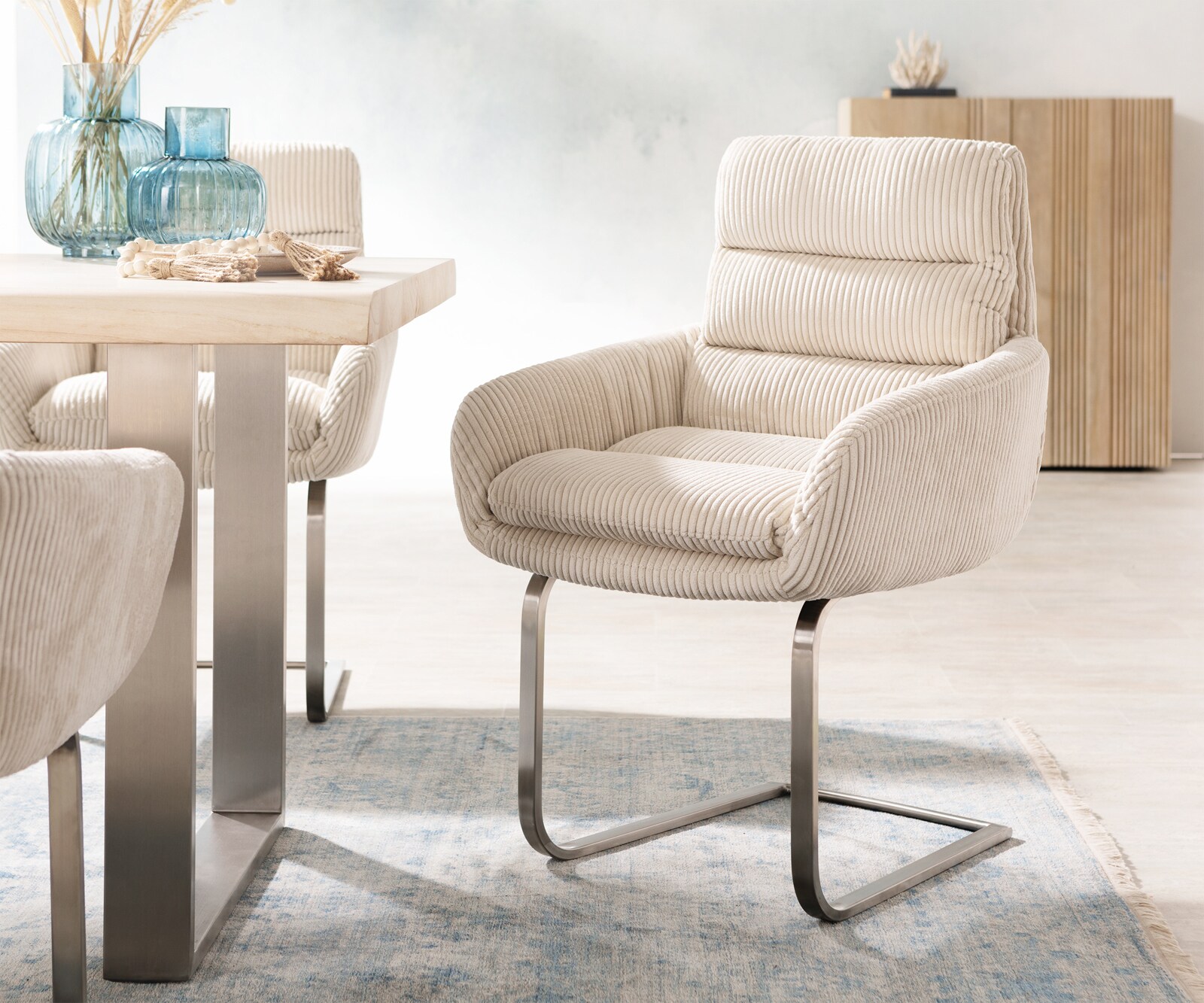 Freischwinger Abelia-Flex mit Armlehnen Cord Beige Freischwinger flach Edelstahl Freischwinger Abelia-Flex mit Armlehnen Cord Beige Freischwinger flach Edelstahl