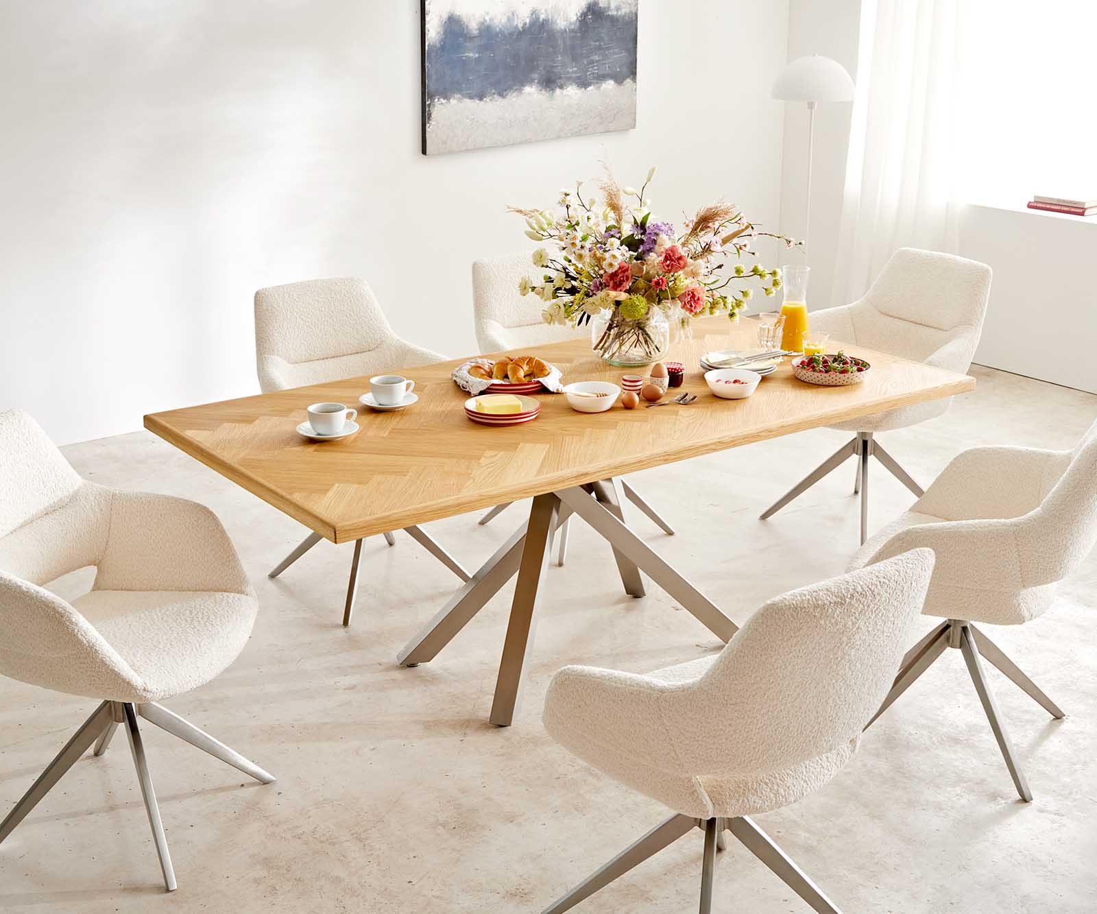 Drehstuhl Yago-Flex mit Armlehnen Bouclé Weiß Kreuzgestell breit Edelstahl 360° drehbar Taschenfederkern 7