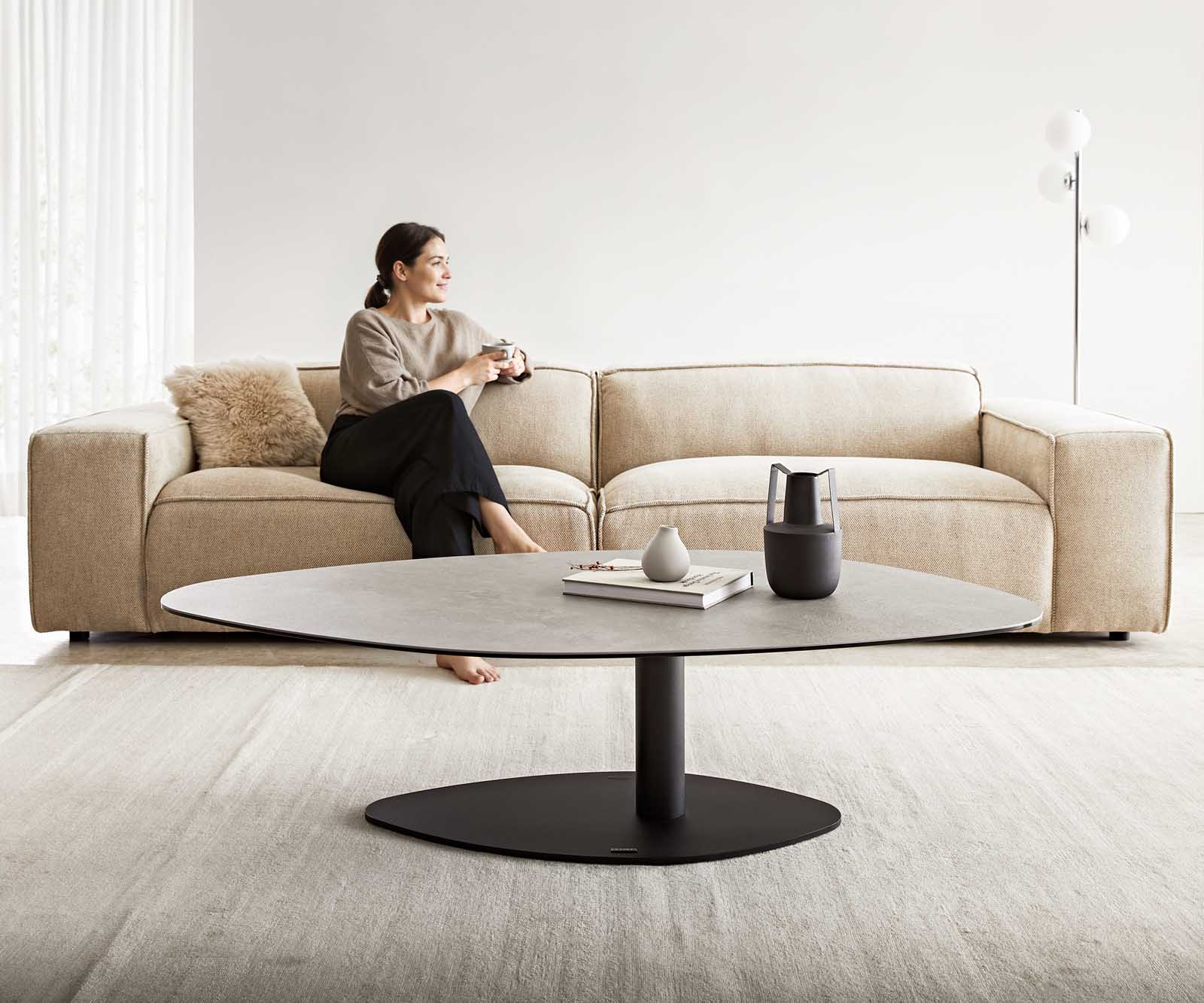 Couchtisch Vibana 140x80 cm Keramik Aspetto Concreto Betonfarbig Gestell Metall Schwarz 1 Couchtisch Vibana 140x80 cm Keramik Aspetto Concreto Betonfarbig Gestell Metall Schwarz 1