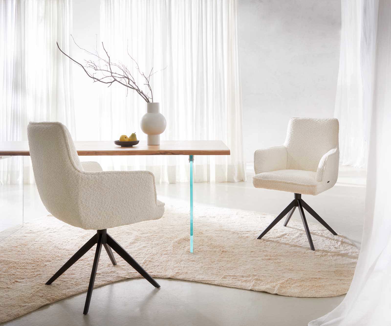 Drehstuhl Heira-Flex mit Armlehnen Bouclé Weiß Kreuzgestell breit Schwarz 360° drehbar Taschenfederkern 6 Drehstuhl Heira-Flex mit Armlehnen Bouclé Weiß Kreuzgestell breit Schwarz 360° drehbar Taschenfederkern 6