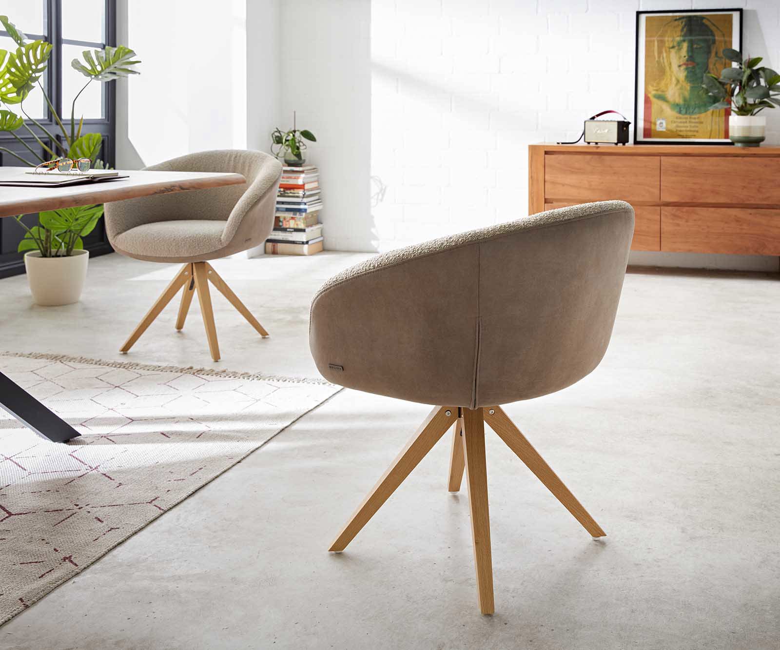 Chaise-pivotante Vinka-Flex avec accoudoirs tissu mixte couleur boue pied en bois angulaire naturel pivotement sur 180° ressorts ensachés 4