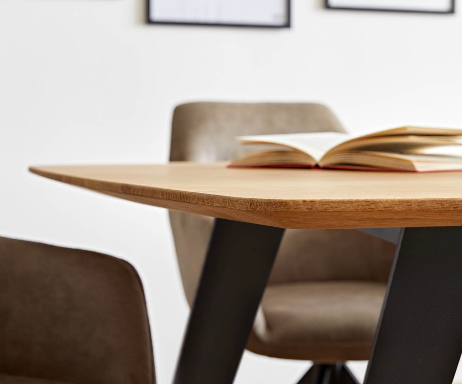 Esstisch Edge Boot 200x100x2,5-3 Eiche Natur Metall Schräg Schwarz Schweizer Kante 3 Esstisch Edge Boot 200x100x2,5-3 Eiche Natur Metall Schräg Schwarz Schweizer Kante 3