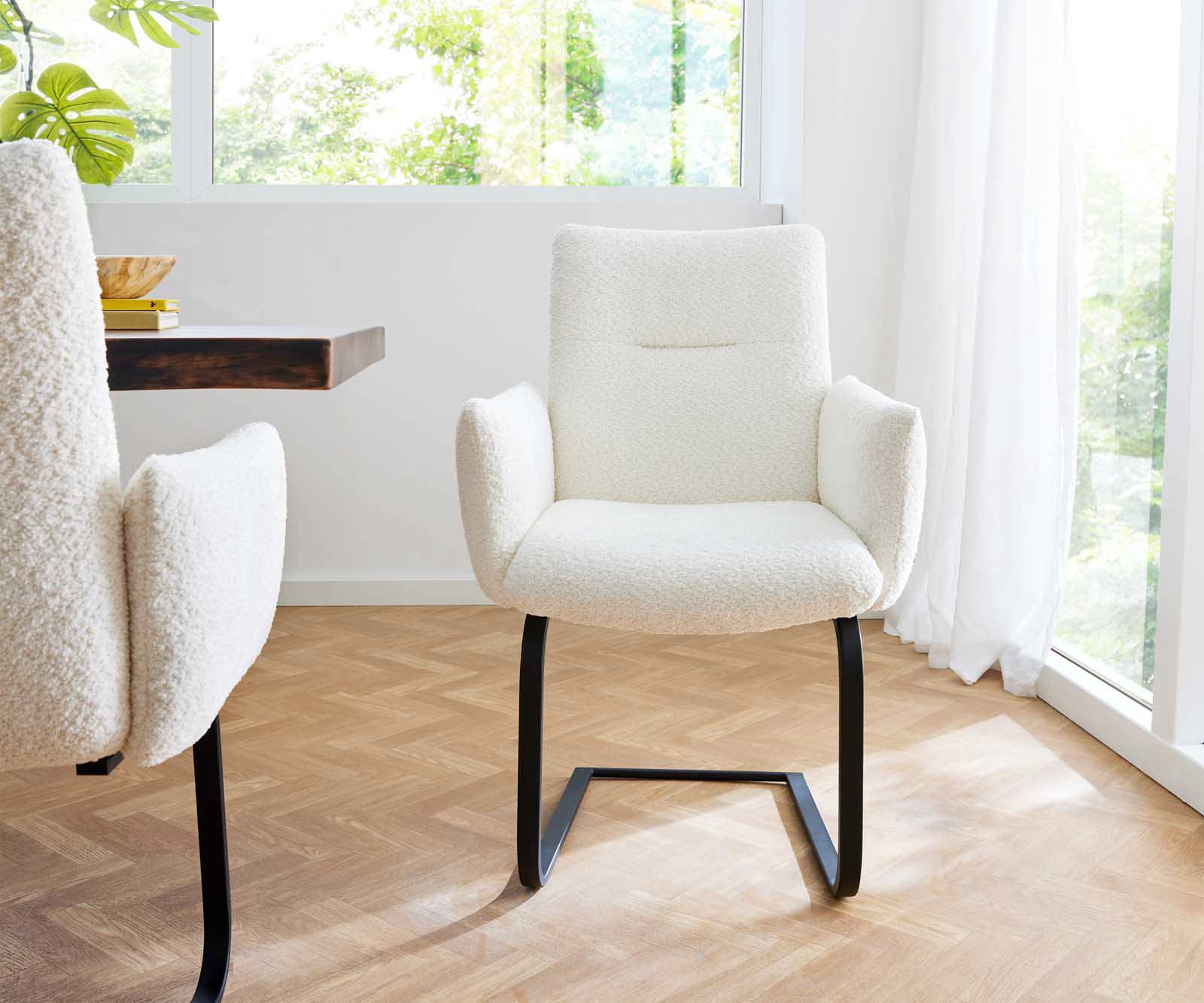 Cantilever Jova-Flex avec accoudoirs bouclé blanc pied cantilever plat noir ressorts ensachés 1