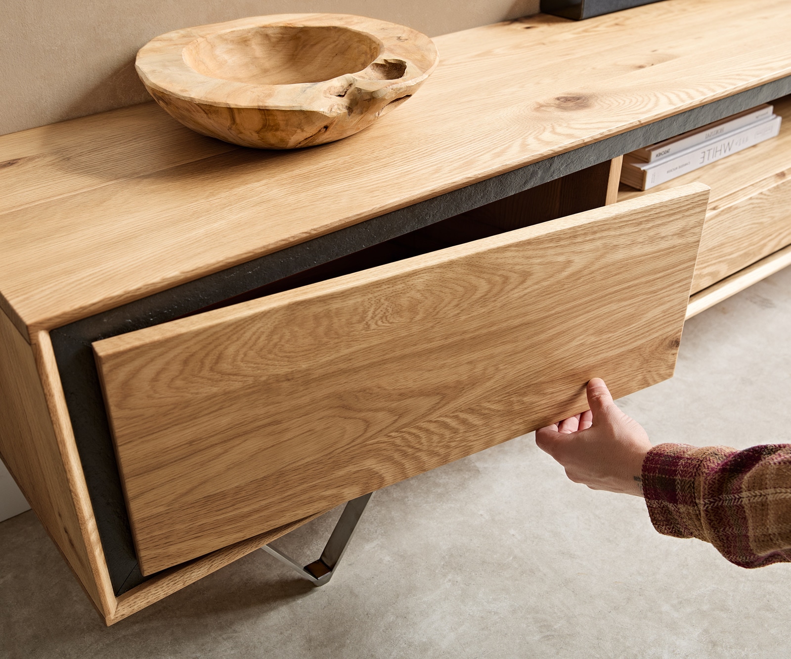 Meuble-TV Stonegrace 240 cm chêne naturel 2 portes 1 compartiment 2 tiroirs placage pierre pied en V inoxydable 5 Meuble-TV Stonegrace 240 cm chêne naturel 2 portes 1 compartiment 2 tiroirs placage pierre pied en V inoxydable 5