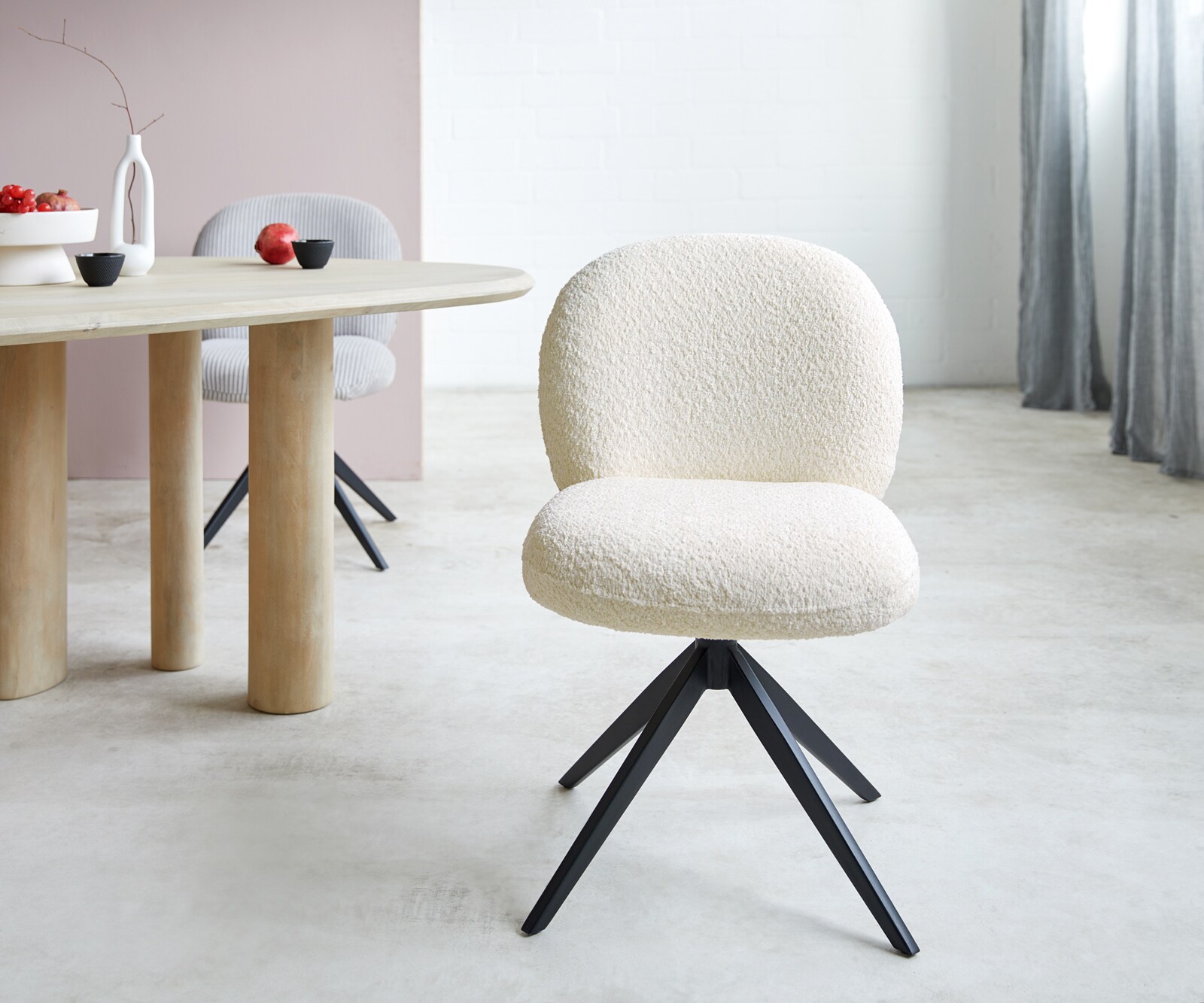 Drehstuhl Nube-Flex Bouclé Weiß Kreuzgestell breit Schwarz 360° drehbar Taschenfederkern 1