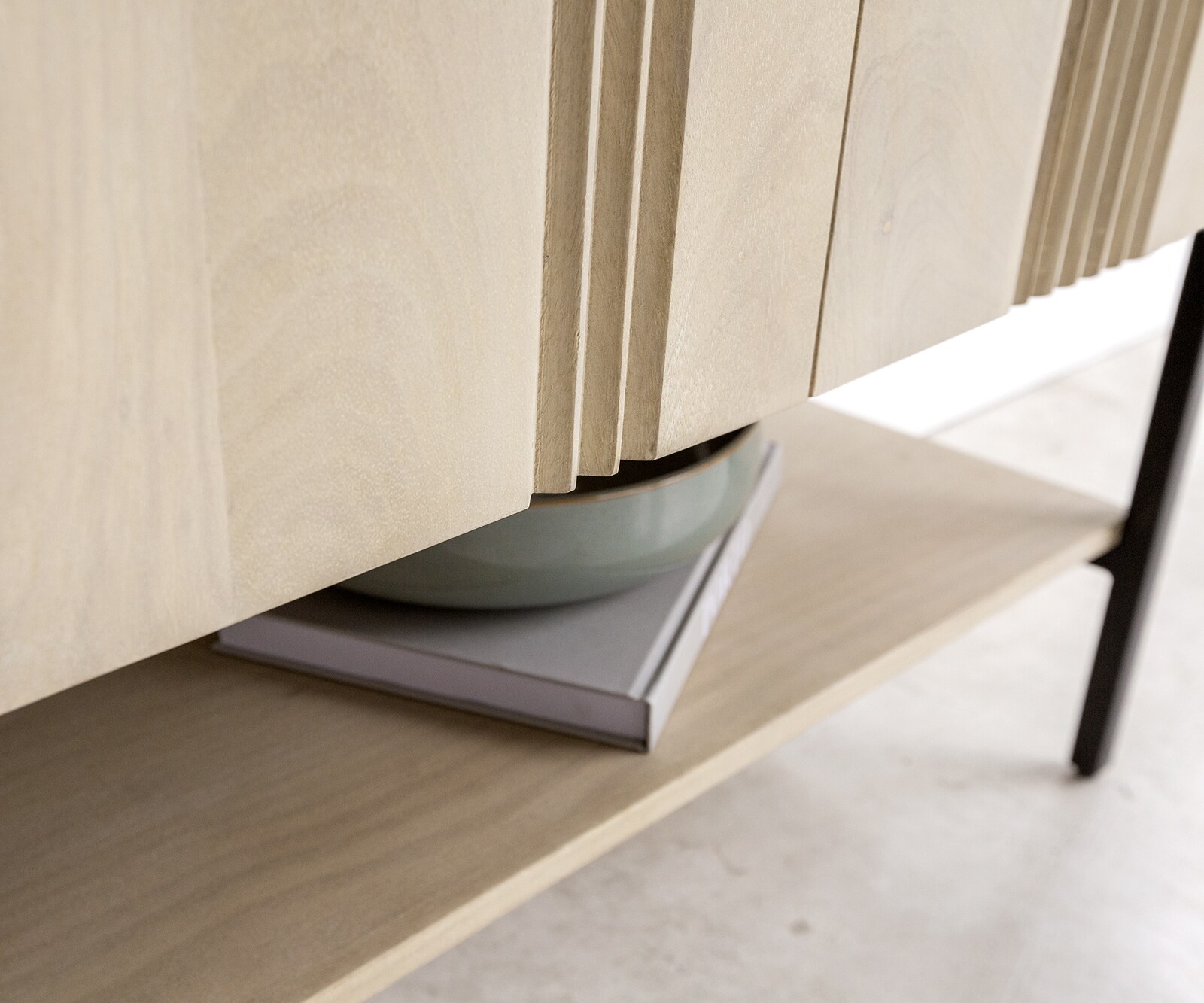 Highboard Nestos 90x140 cm Mango White Wash Metall Schwarz 2 Türen 4
