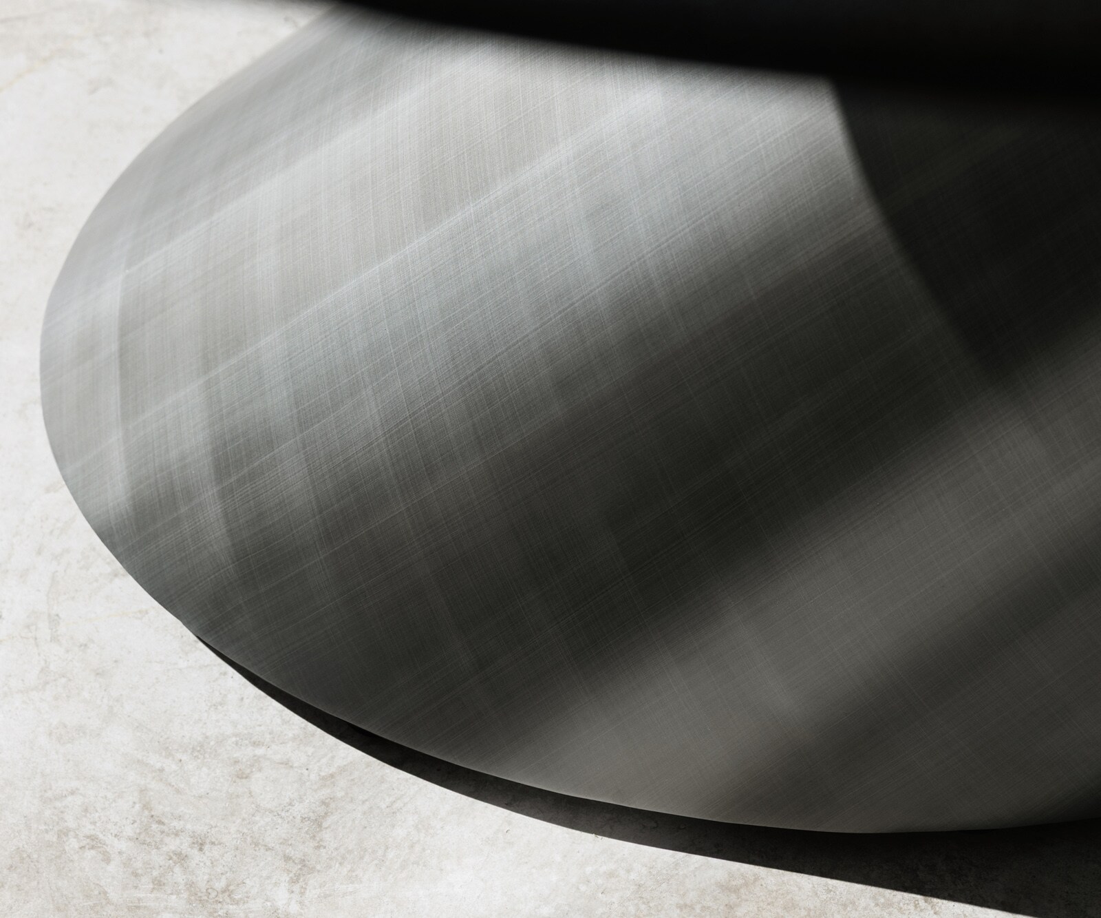 Table basse Edge Boot 140x80 cm céramique Laminam® Emperador Extra Lucidato brun foncé Conis argent métallique 7