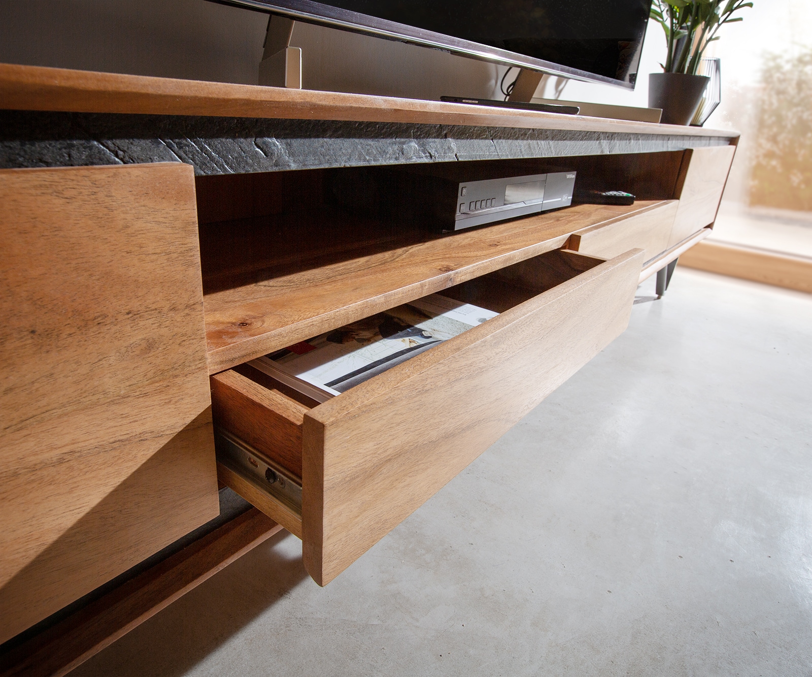 Meuble -TV Stonegrace 240 cm acacia nature 2 portes 1 compartiment 2 tiroirs placage en pierre pieds en V 3 Meuble -TV Stonegrace 240 cm acacia nature 2 portes 1 compartiment 2 tiroirs placage en pierre pieds en V 3
