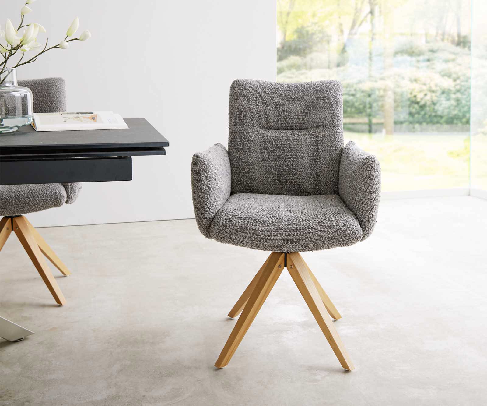 Chaise-pivotante Jova-Flex avec accoudoirs bouclé gris argenté pied en bois angulaire naturel pivotement sur 180° ressorts ensachés 1