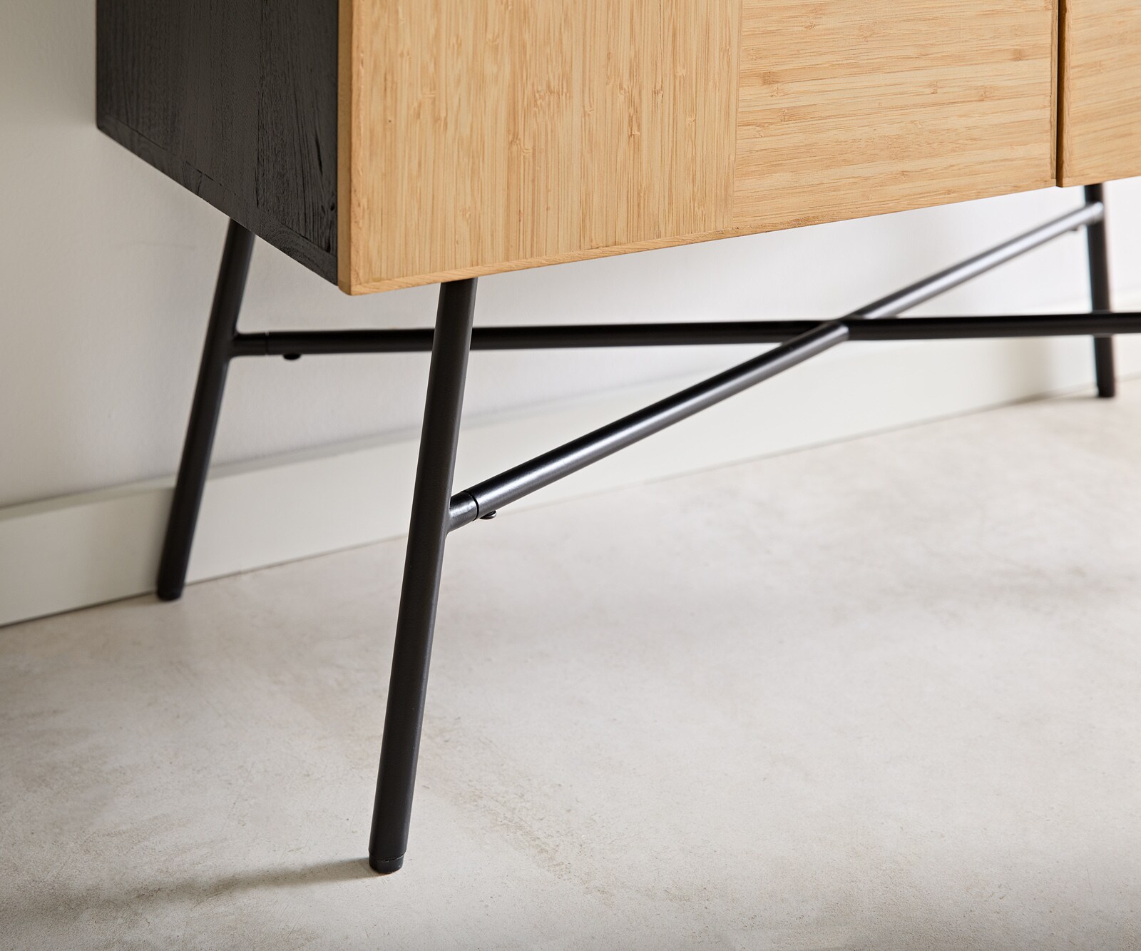 Highboard Mikkusu 90x150 cm Bambus Natur Mango Schwarz 4 Türen Metall Schwarz 4