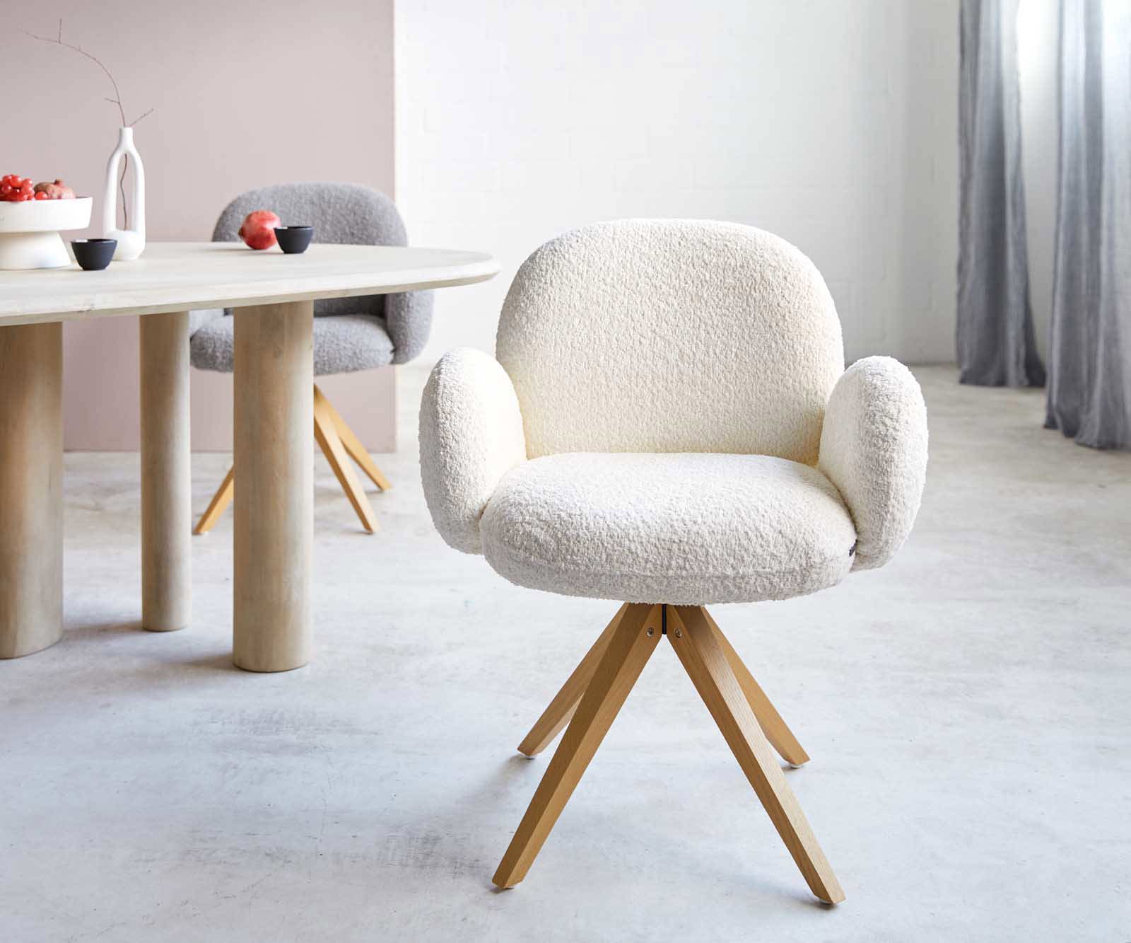 Drehstuhl Nube-Flex mit Armlehnen Bouclé Weiß Holzgestell kantig Natur 180° drehbar Taschenfederkern 1