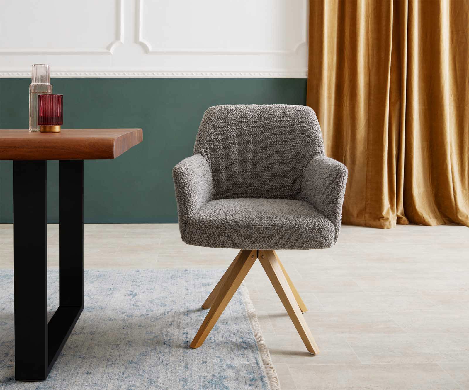 Chaise-pivotante Xana-Flex avec accoudoirs bouclé gris argenté pied en bois angulaire naturel pivotement sur 180° ressorts ensachés 1