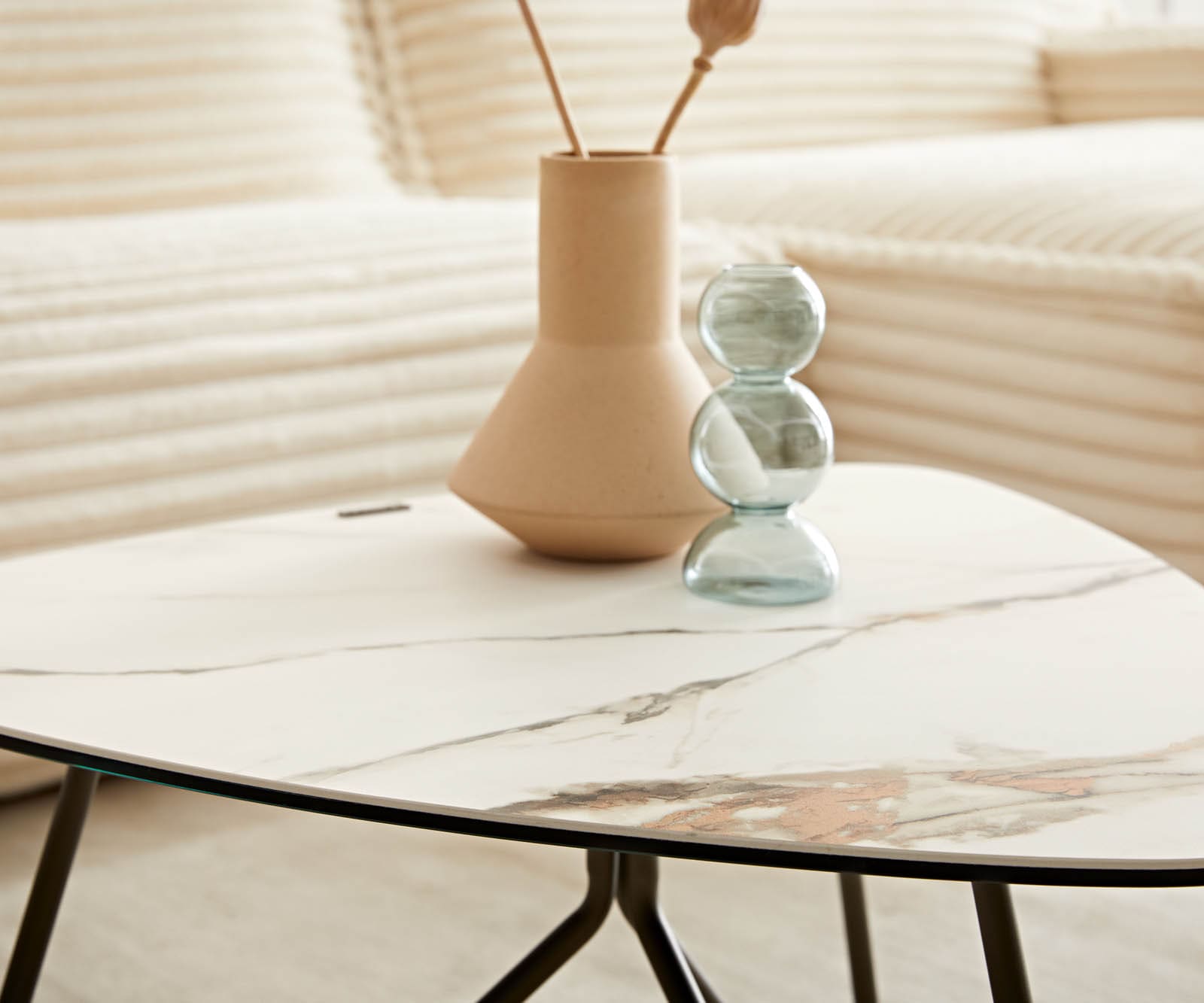 Table-basse Ekrem 65x65 cm céramique Calacatta Luxe blanc-or-gris piètement croisé rond métal effet titane 5 Table-basse Ekrem 65x65 cm céramique Calacatta Luxe blanc-or-gris piètement croisé rond métal effet titane 5
