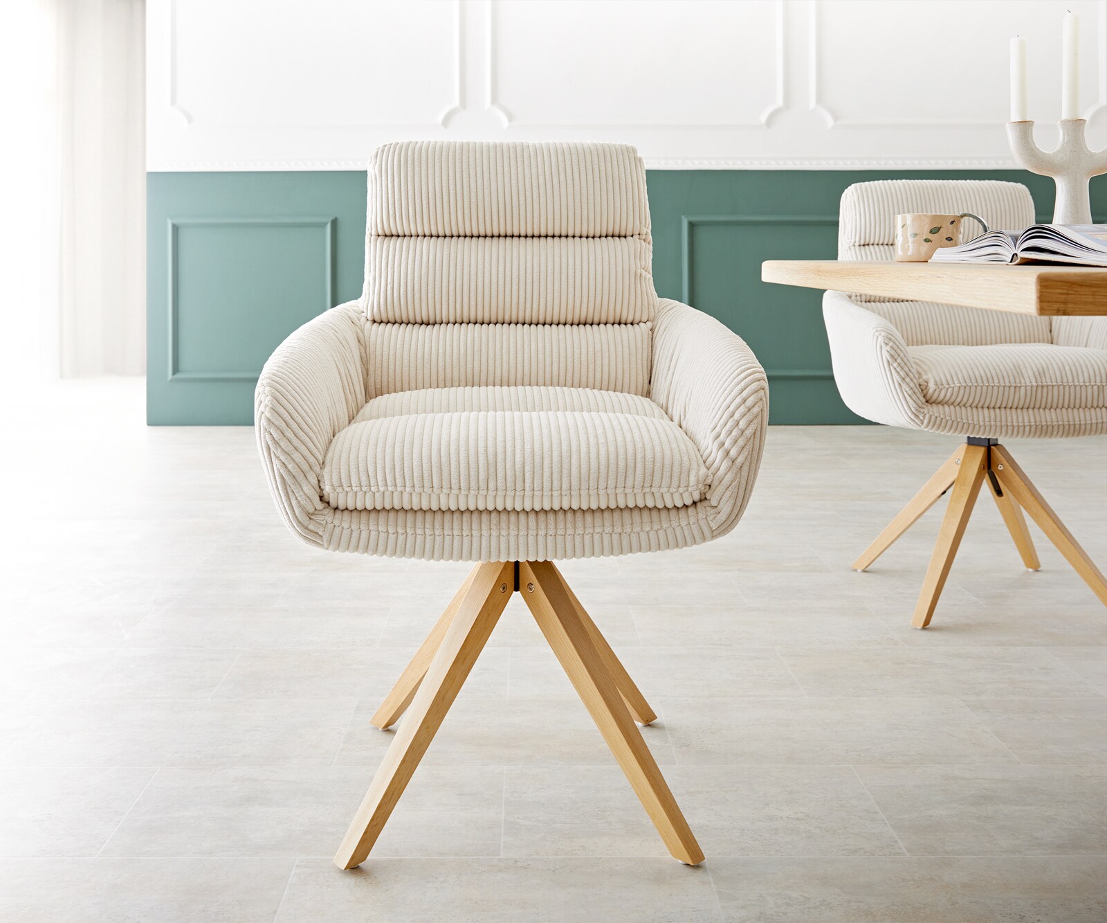 Chaise-de-salle-à-manger Abelia-Flex avec accoudoirs côtelé beige vintage pied en bois angulaire naturel 1