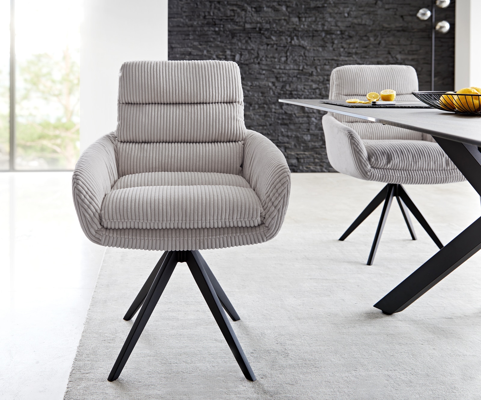 Esszimmerstuhl Abelia-Flex mit Armlehnen Cord Silbergrau Kreuzgestell kantig Schwarz 1 Esszimmerstuhl Abelia-Flex mit Armlehnen Cord Silbergrau Kreuzgestell kantig Schwarz 1