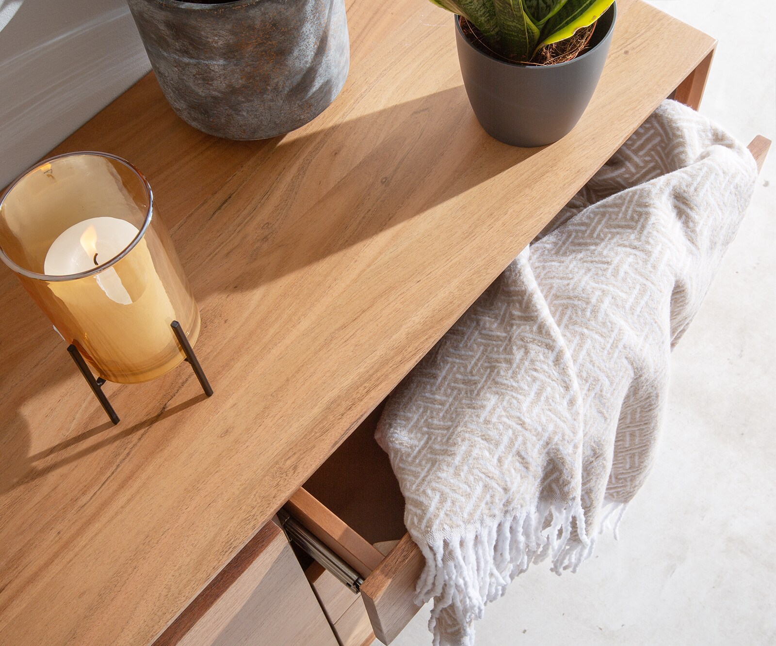 Buffet Stonegrace 175 cm acacia nature 2 portes 3 tiroirs placage en pierre pieds en V 4