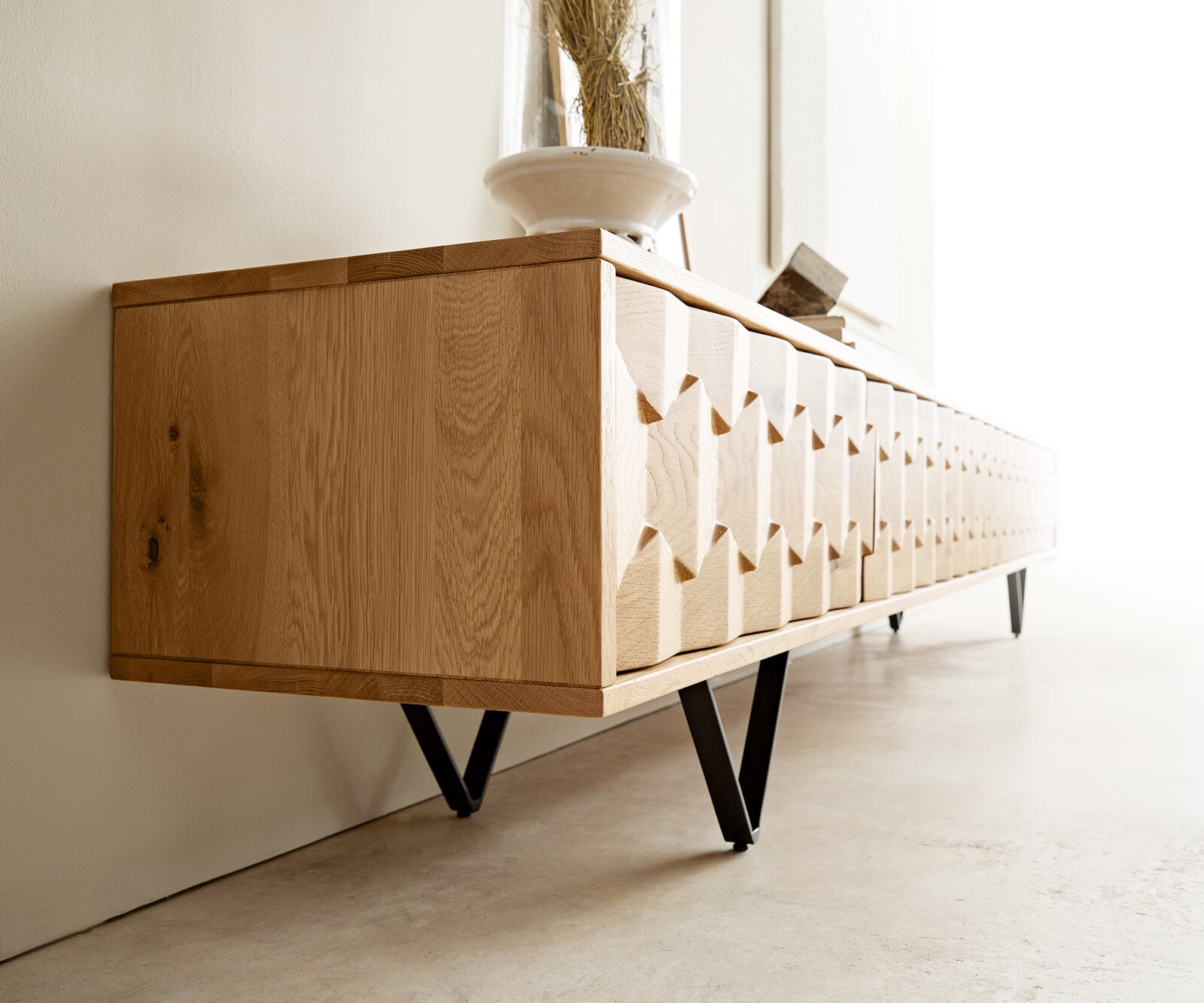 Lowboard Fevo 220 cm Eiche Natur 4 Türen V-Fuß Metall Schwarz 8