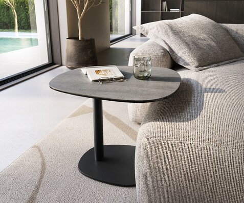 Beistelltisch Edge Boot 60x60 cm Keramik Beton Grau Eleny Metall Schwarz