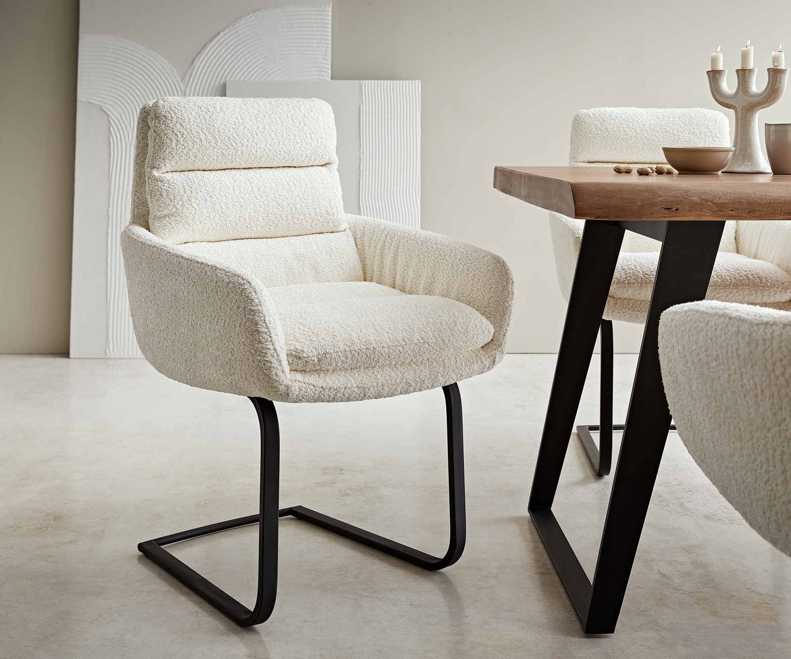 Freischwinger Abelia-Flex mit Armlehnen Bouclé Weiß Freischwinger flach Schwarz Freischwinger Abelia-Flex mit Armlehnen Bouclé Weiß Freischwinger flach Schwarz