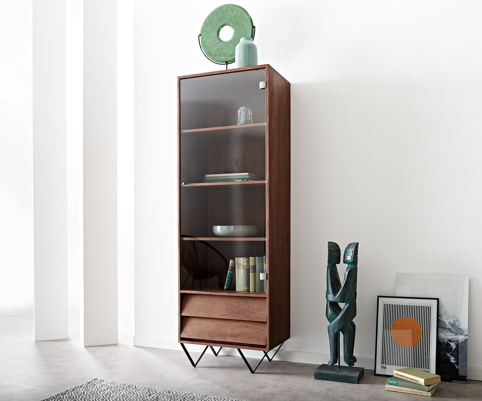 Vitrine Eloi 60x40 cm acacia brun 1 porte 2 tiroirs pied en V noir Vitrine Eloi 60x40 cm acacia brun 1 porte 2 tiroirs pied en V noir