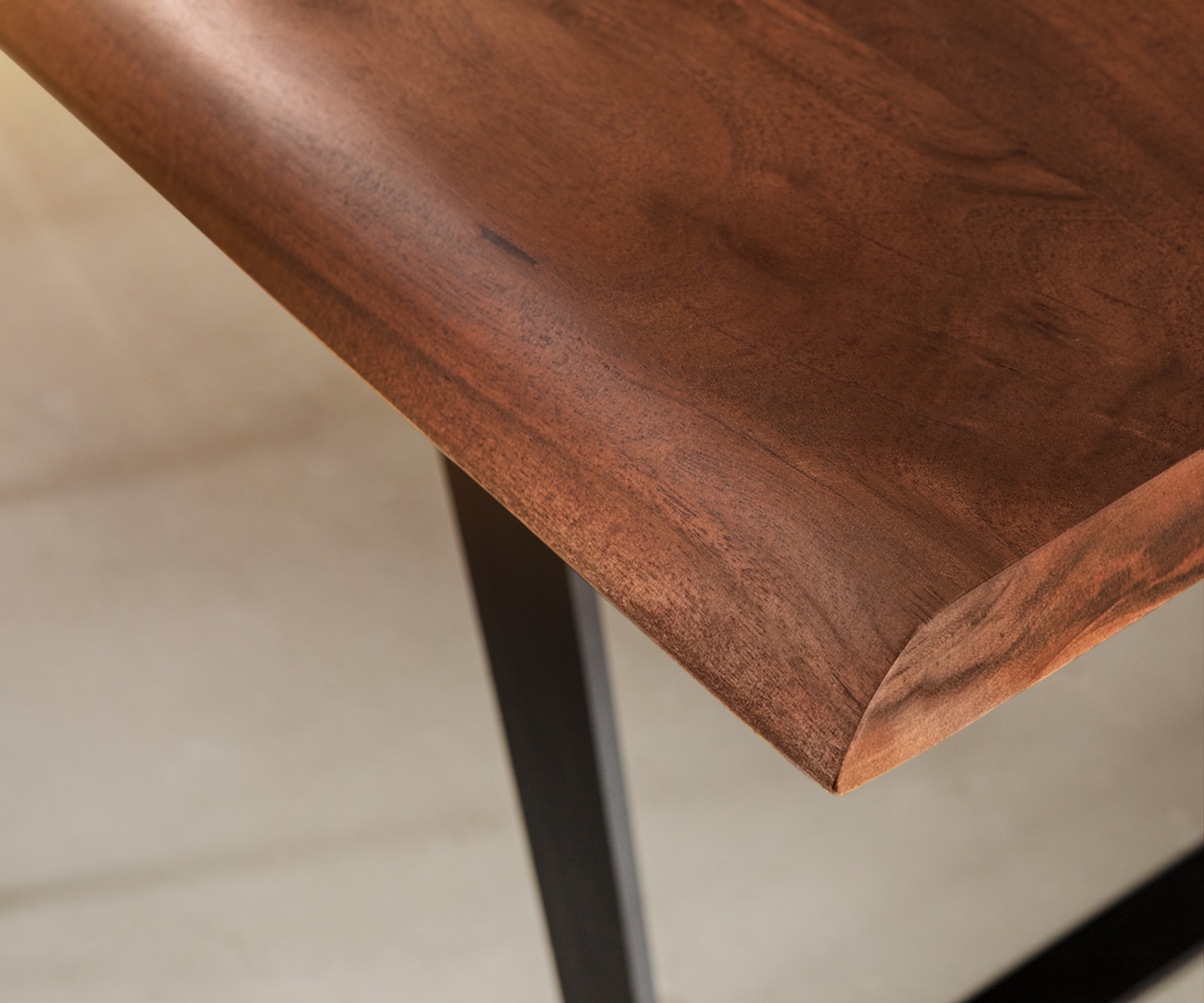 Esstisch Edge 300x100 XL Akazie Braun Metall Schräg Live-Edge 4 Esstisch Edge 300x100 XL Akazie Braun Metall Schräg Live-Edge 4