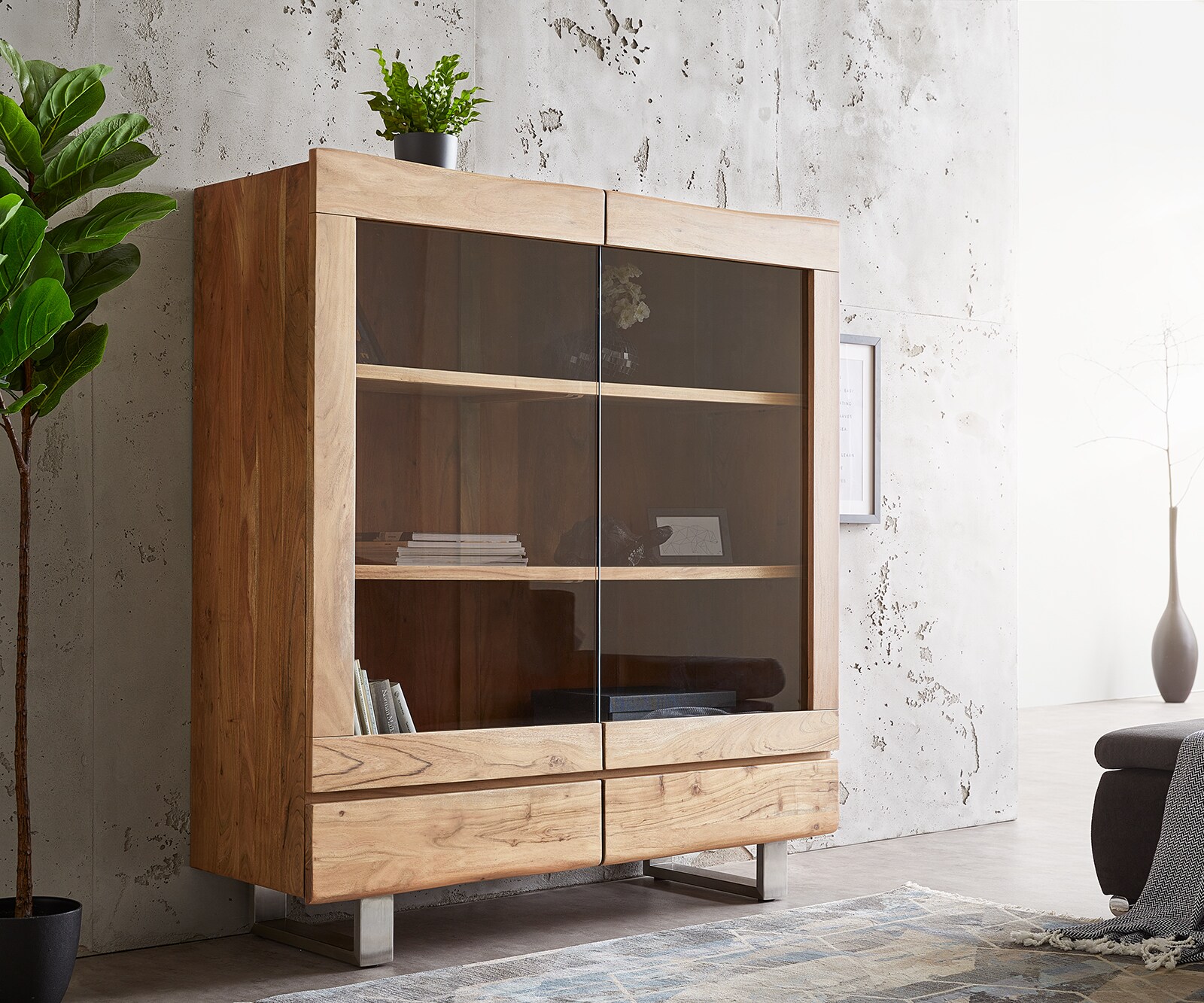 Highboard Live-Edge Glasvitrine Massivholz Edelstahl Füße 2