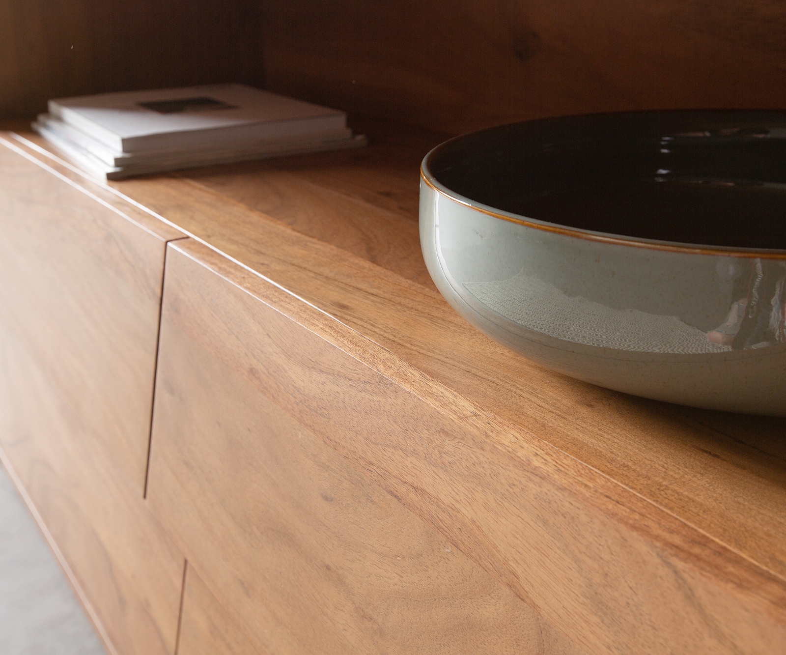 Sideboard Eloi 240x40 cm Akazie Natur 2 Türen 6 Schubladen V-Fuß Edelstahl 4 Sideboard Eloi 240x40 cm Akazie Natur 2 Türen 6 Schubladen V-Fuß Edelstahl 4