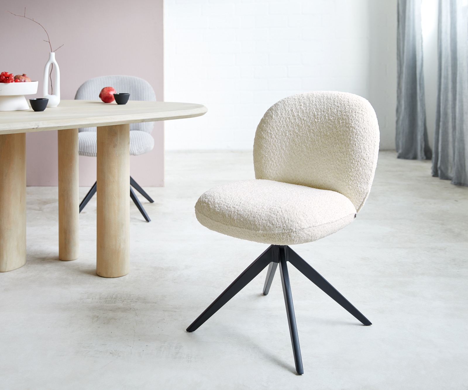 Chaise-pivotante Nube-Flex cuir de vache couleur boue pied croisé large acier inoxydable ressorts ensachés pivote sur 360° Chaise-pivotante Nube-Flex cuir de vache couleur boue pied croisé large acier inoxydable ressorts ensachés pivote sur 360°