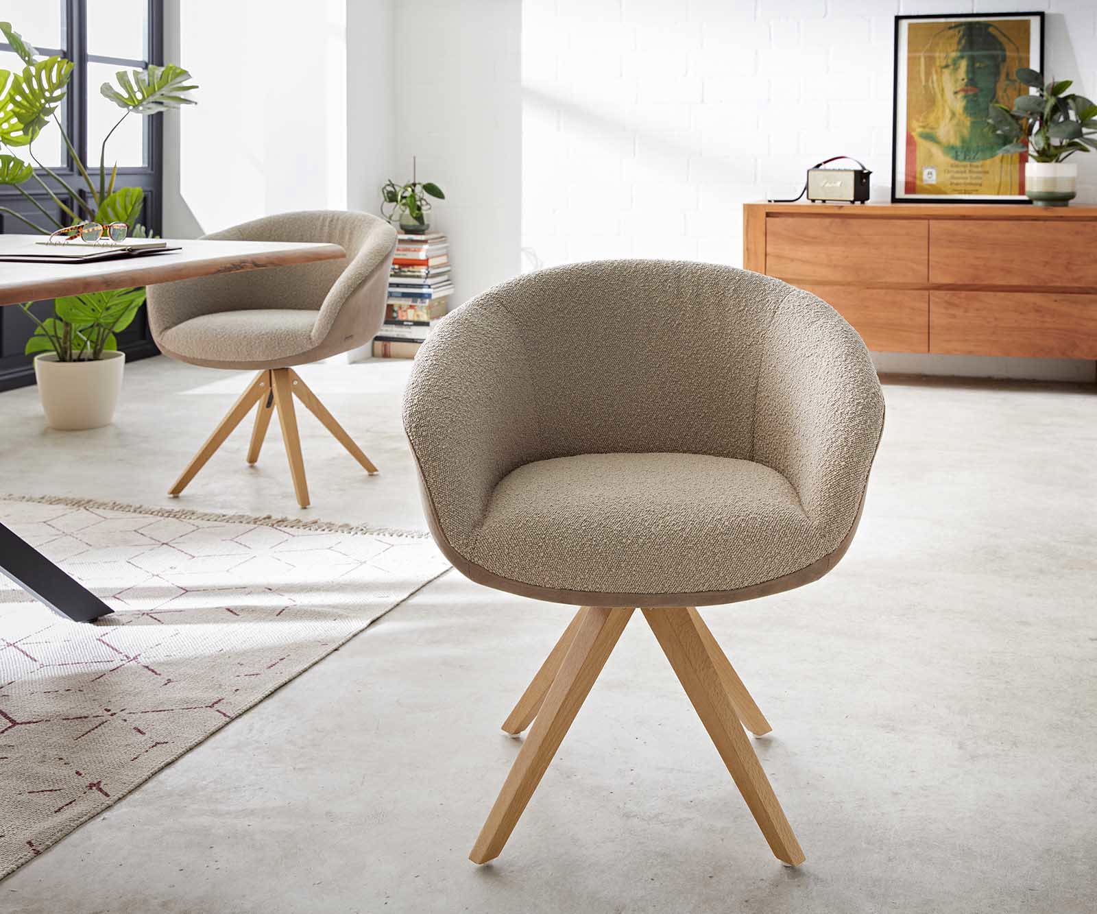 Chaise-pivotante Vinka-Flex avec accoudoirs tissu mixte couleur boue pied en bois angulaire naturel pivotement sur 180° ressorts ensachés 1