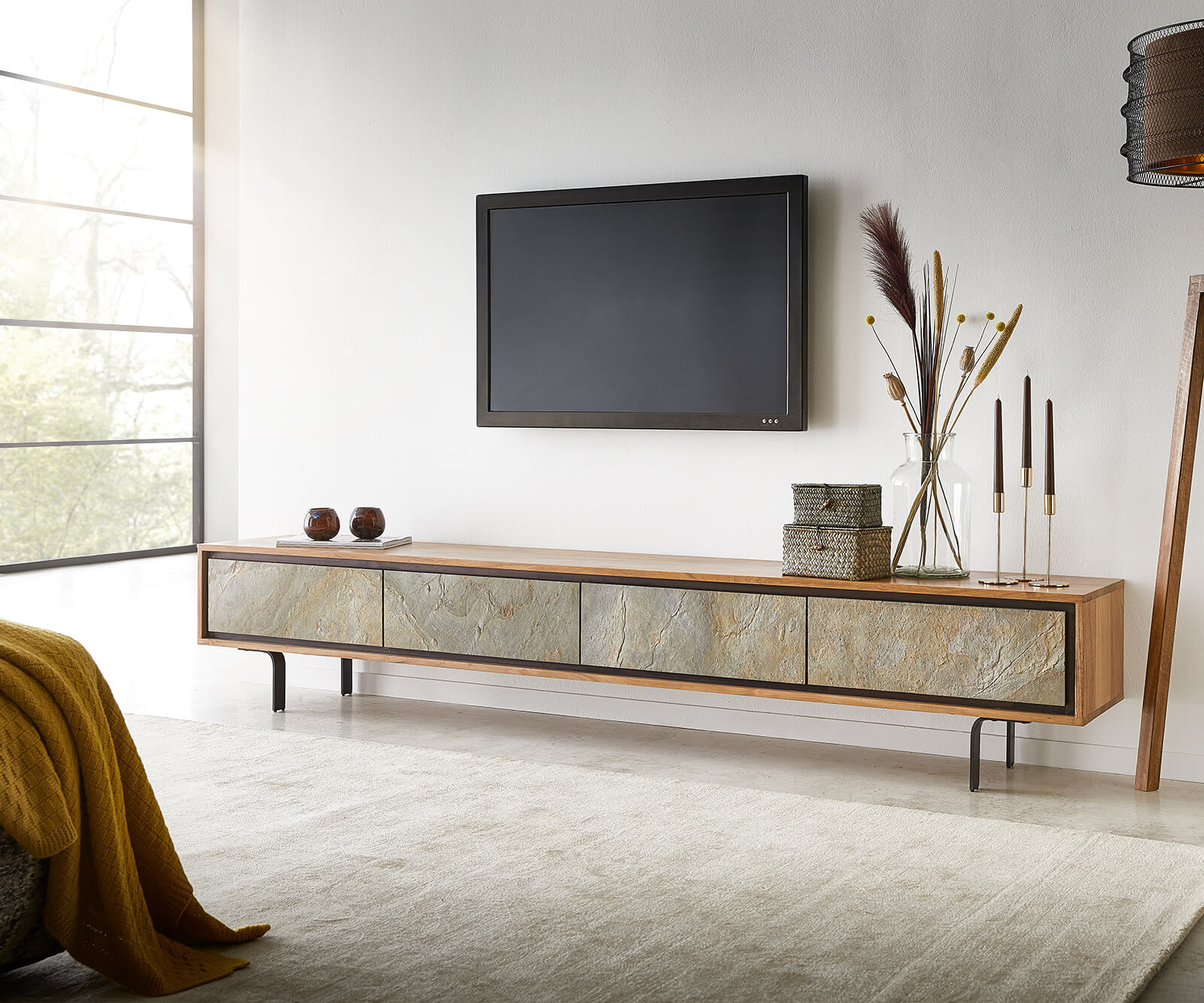 Meuble-TV Juwelo 220 cm acacia nature avec placage de pierre 4 portes 1 Meuble-TV Juwelo 220 cm acacia nature avec placage de pierre 4 portes 1