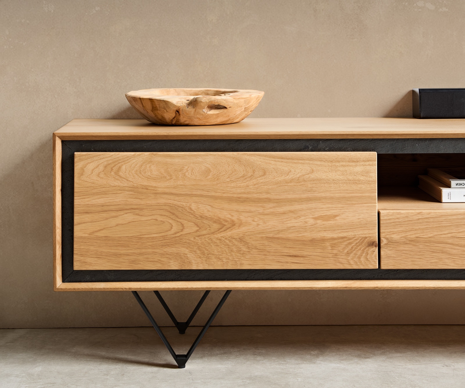 Meuble TV Stonegrace 240 cm Chêne naturel 2 portes 1 compartiment 2 tiroirs Placage pierre Pied en V métal noir 6 Meuble TV Stonegrace 240 cm Chêne naturel 2 portes 1 compartiment 2 tiroirs Placage pierre Pied en V métal noir 6