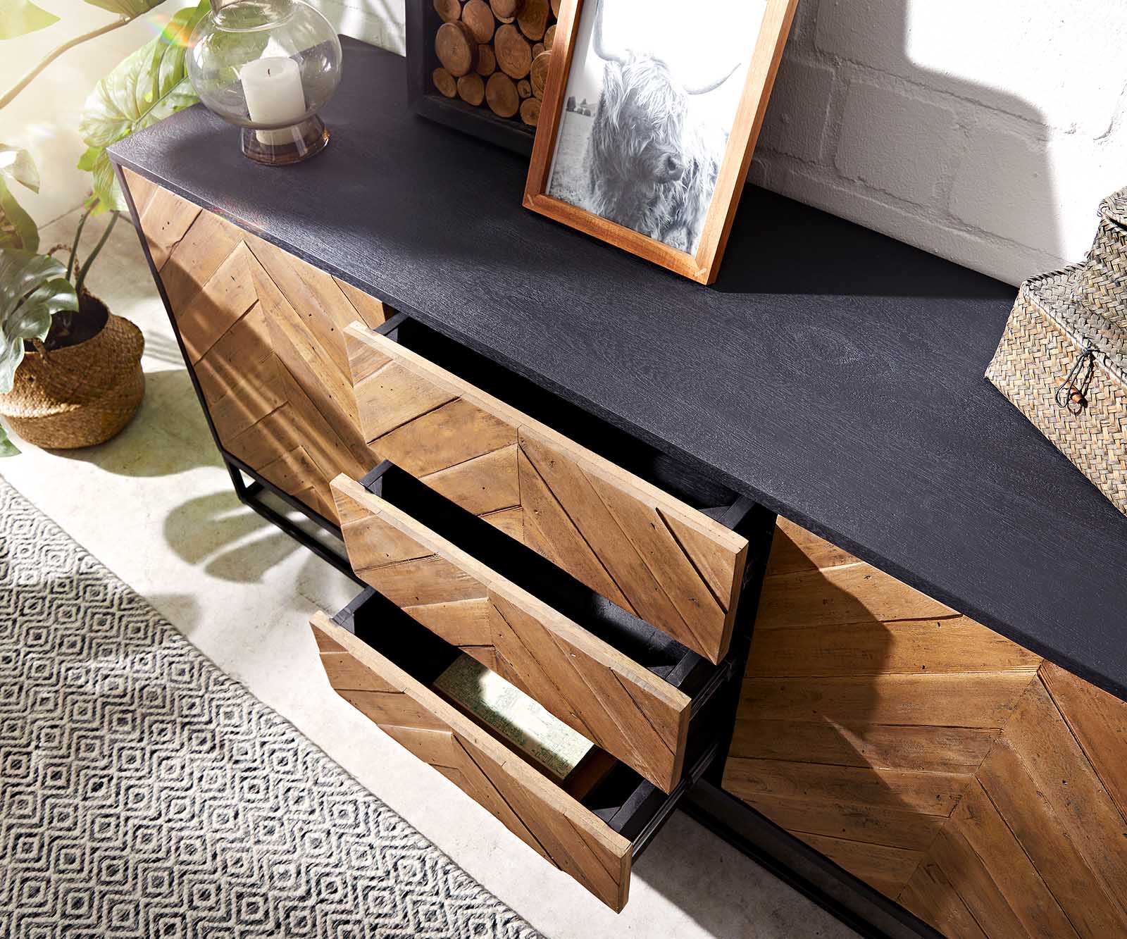 Sideboard Famke 145 cm Mango Teak 2 Türen 3 Schubladen 4