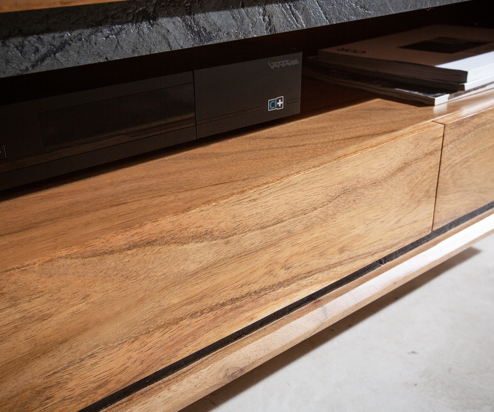 Lowboard Stonegrace 240 cm Akazie Natur 2 Türen 1 Fach 2 Schubladen Steinfurnier schwebend 5 Lowboard Stonegrace 240 cm Akazie Natur 2 Türen 1 Fach 2 Schubladen Steinfurnier schwebend 5