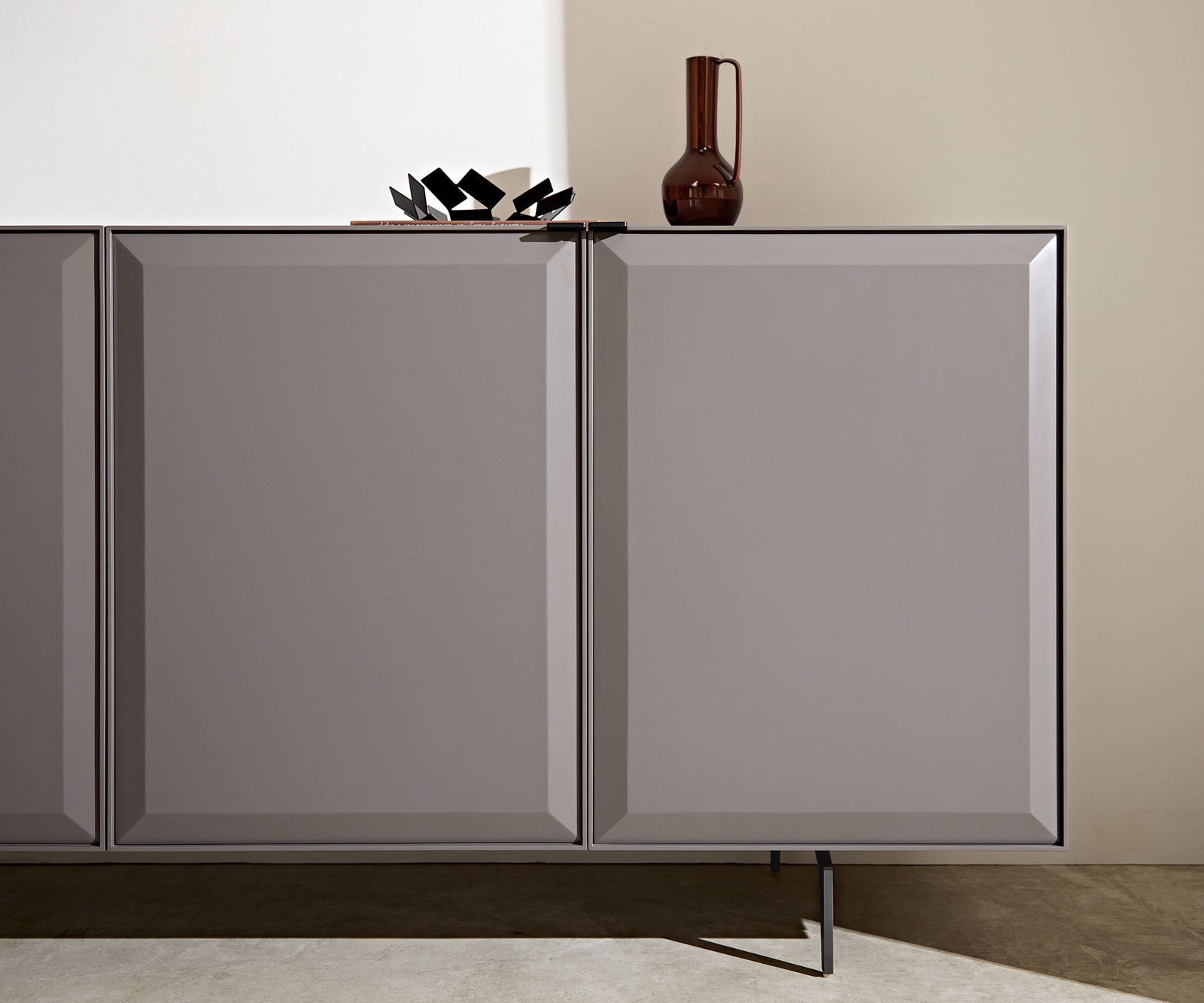 Sideboard Marellia 200 cm Grau 4 Türen Winkelfuß Metall Schwarz 5