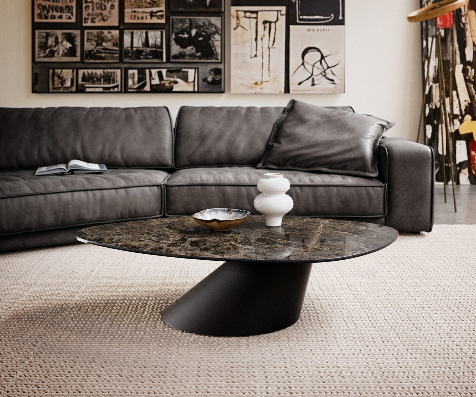 Couchtisch Edge Organisch 140x76 cm Keramik Laminam® Emperador Extra Lucidato Dunkelbraun Conis Metall Schwarz 1
