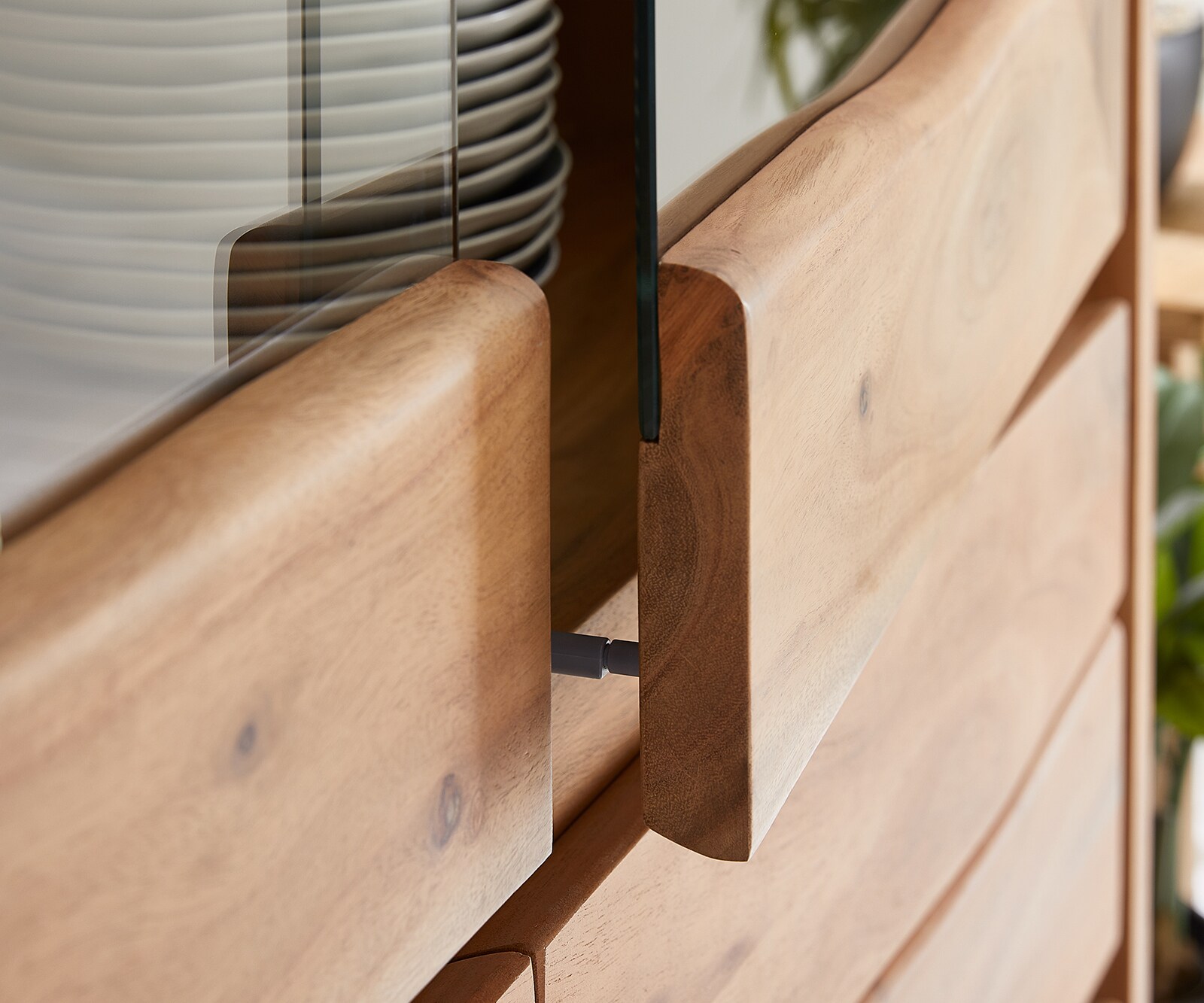 Vitrine Live-Edge 120x190 cm Akazie Natur gerade Kante 2 Türen 4 Schubladen Massiv 5