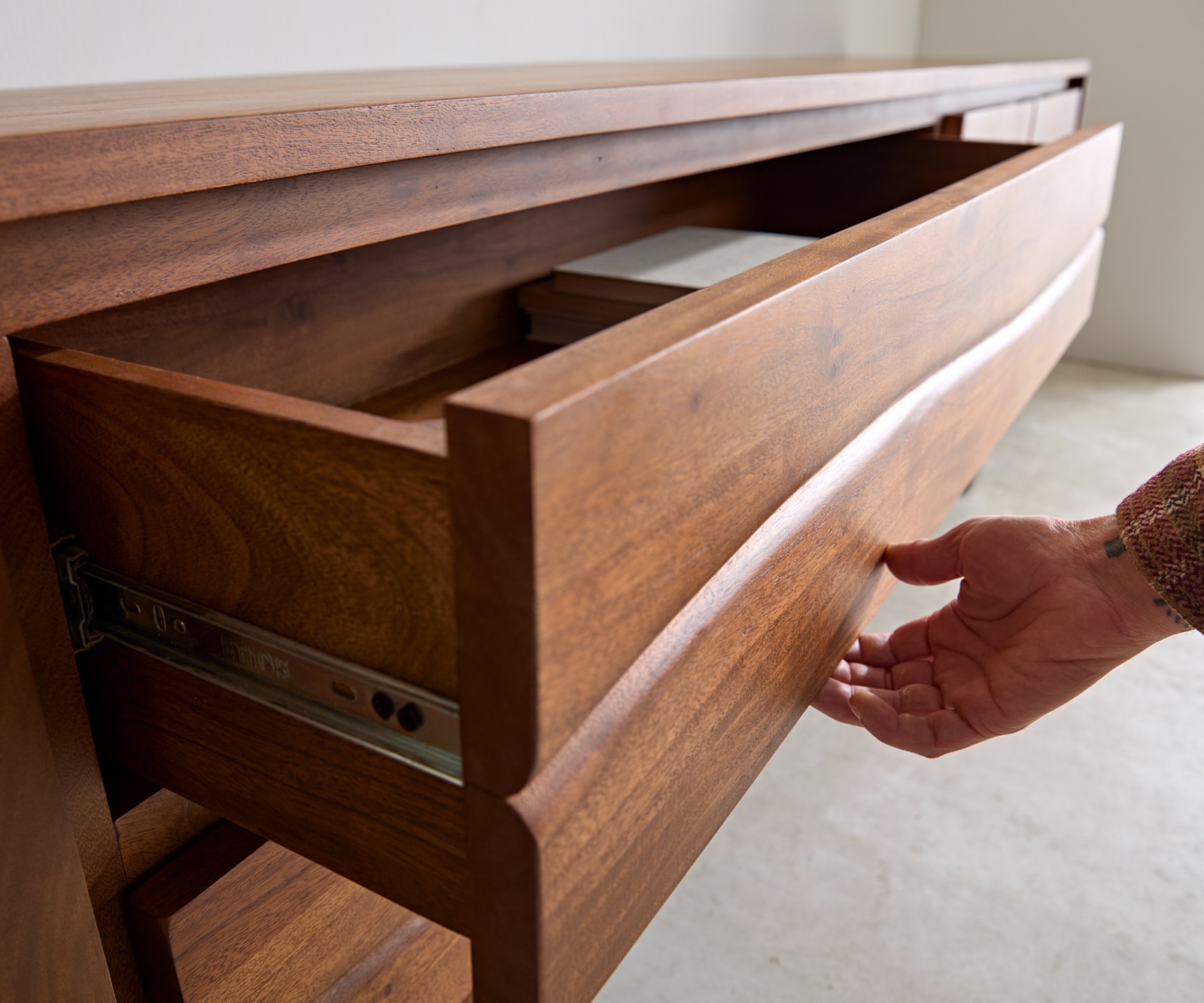 Lowboard Live-Edge 300 cm Akazie Braun 4 Türen 2 Schübe 6 Lowboard Live-Edge 300 cm Akazie Braun 4 Türen 2 Schübe 6