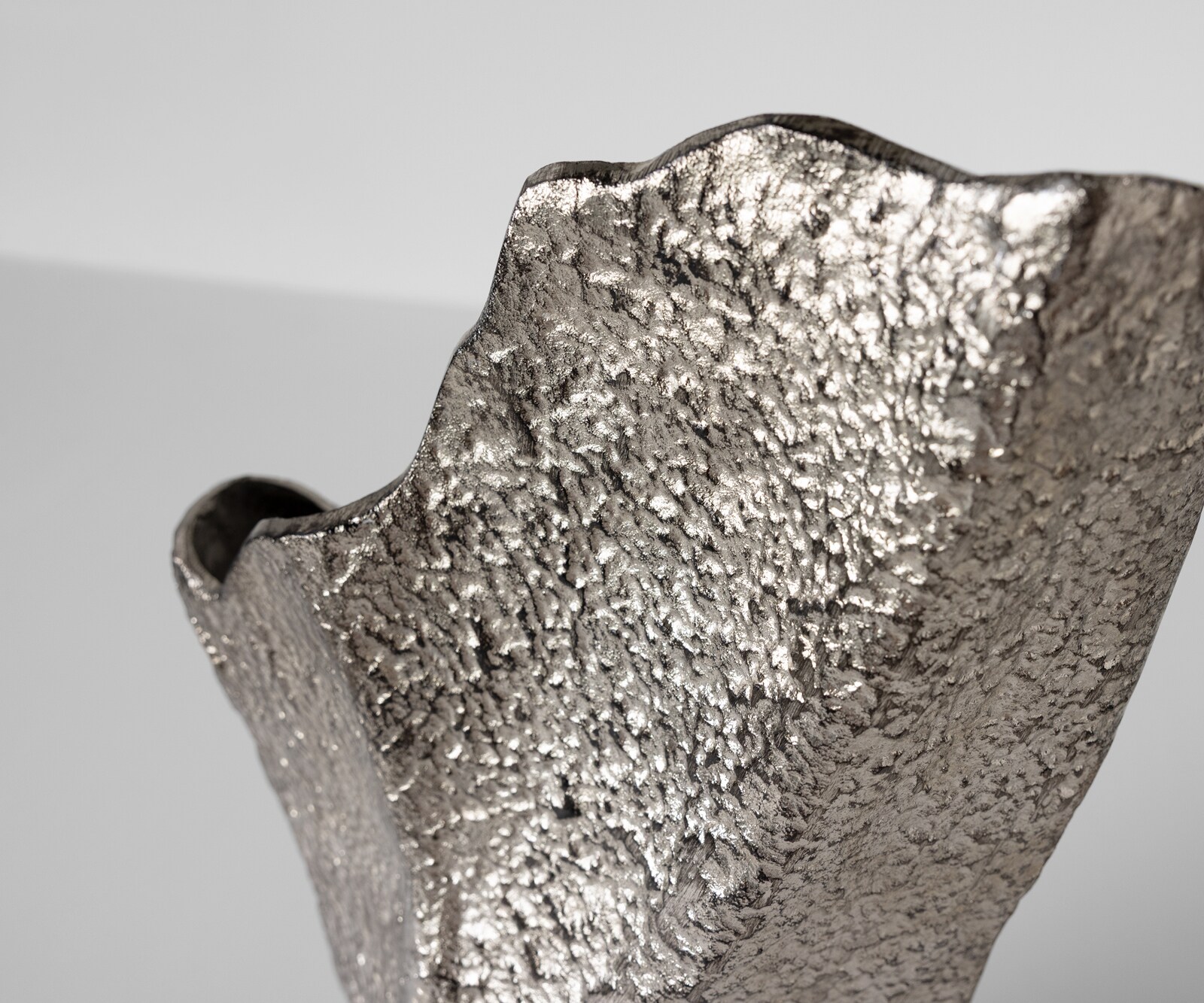 Vase Cavira B29 x T16 x H48 cm Aluminium Platin Handgemacht 3
