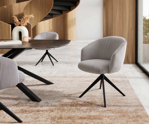 Chaise-pivotante Caja-Flex avec accoudoirs côtelé gris argenté pied croisé large noir pivotement sur 360° ressorts ensachés